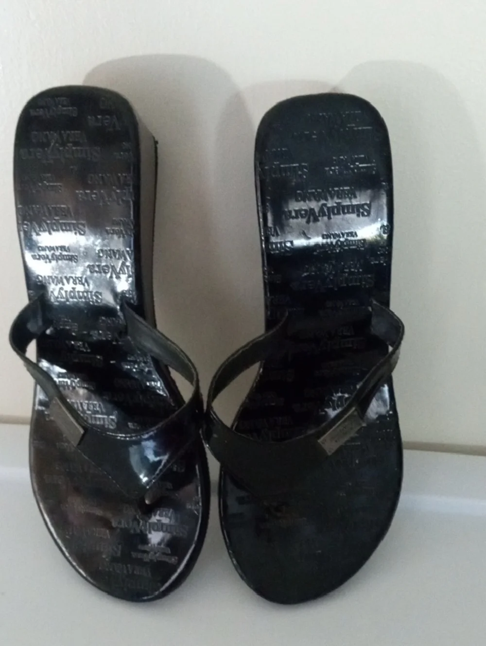 Simply Vera Vera Wang Wedge Slide Thong Black Sandals Flip Flops Lightweight - Picture 3 of 9